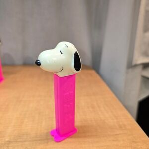 Peanuts‎ PEZ Dispenser Snoopy Pink